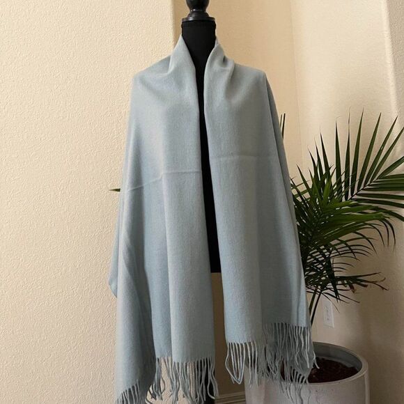 Blue Soft  warm scarf is a mixture of  polyester and viscose condition is new - Picture 5 of 8